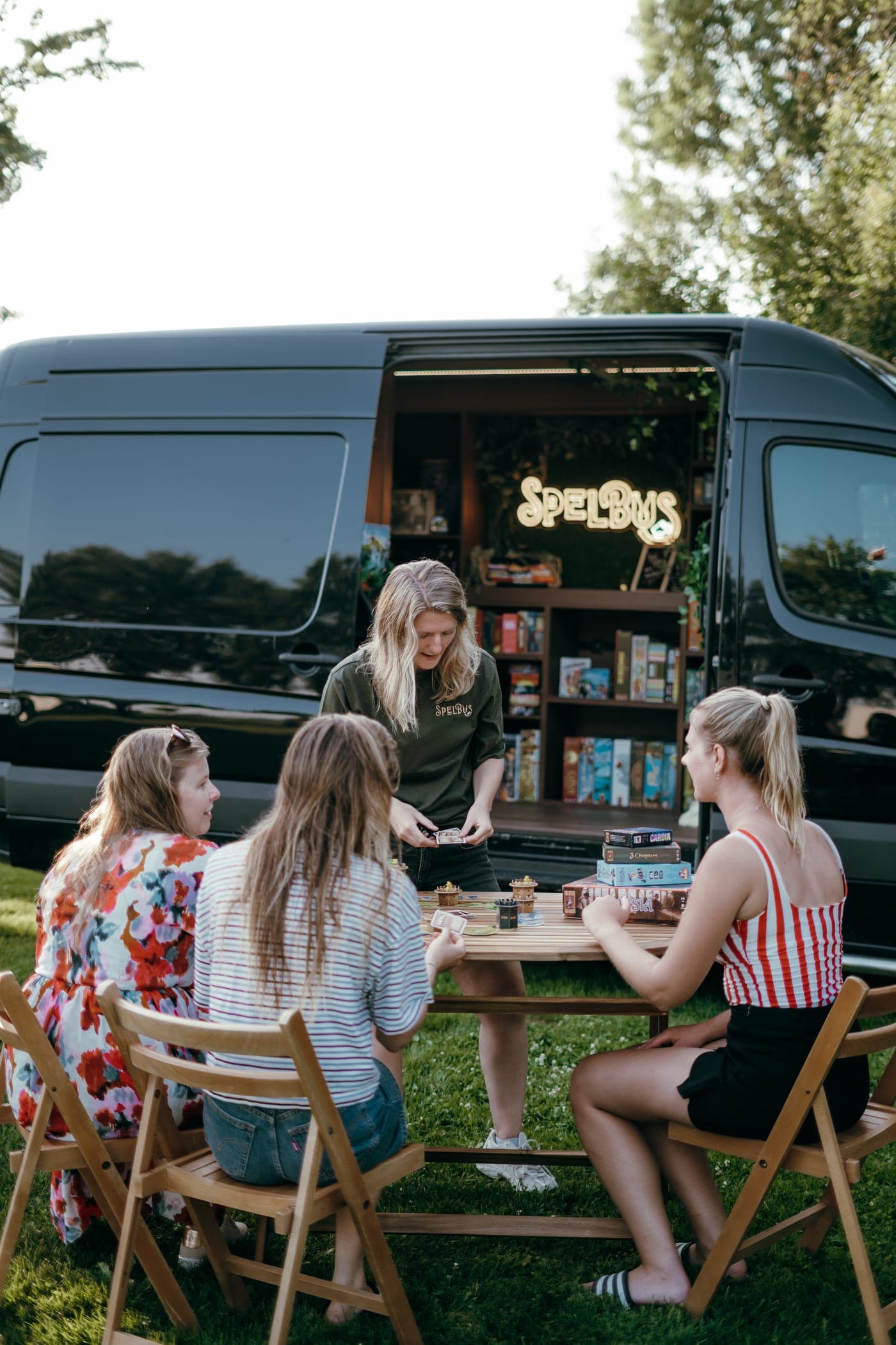 De bordspelhost legt een bordspel uit aan gasten