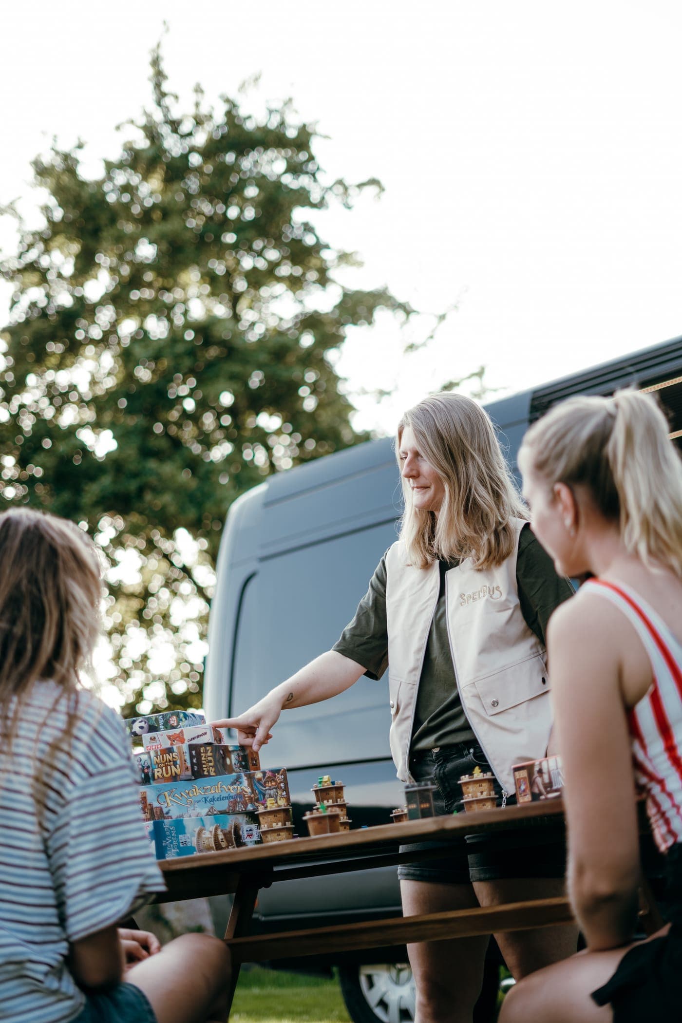 Gasten aan tafel bij de Spelbus