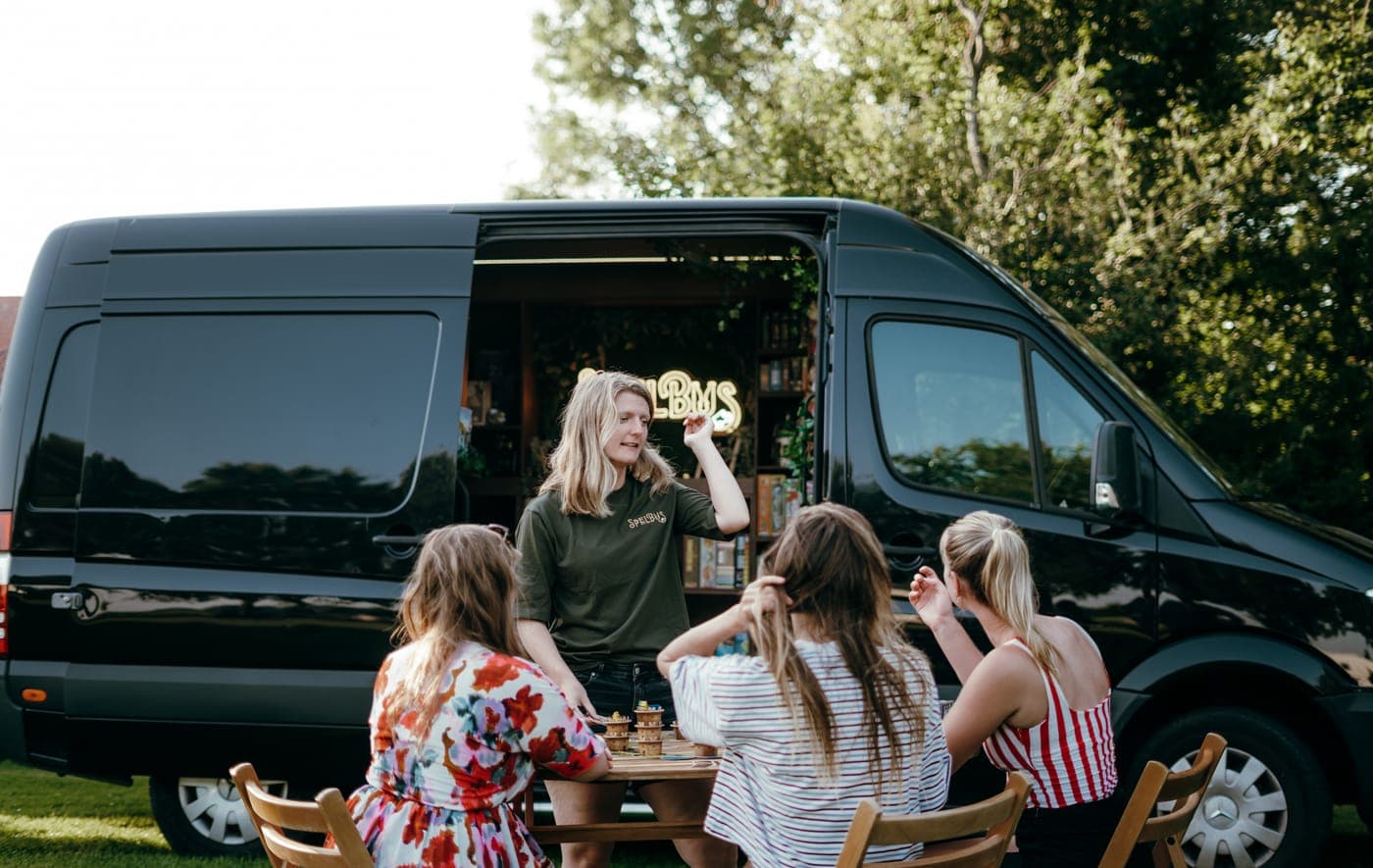 Vrienden spelen bij de Spelbus op locatie